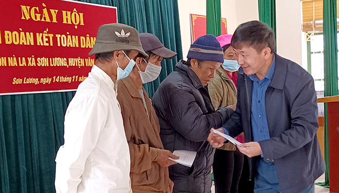 Đồng chí Giàng A Tông trao quà hỗ trợ từ Quỹ “Vì người nghèo” của tỉnh cho 5 hộ gia đình có hoàn cảnh đặc biệt khó khăn của thôn Nà La.
